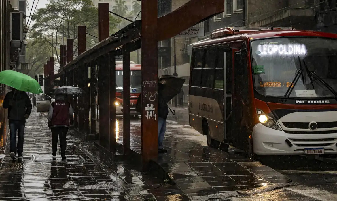 Tempo fica chuvoso em grande parte do país nesta segunda-feira
