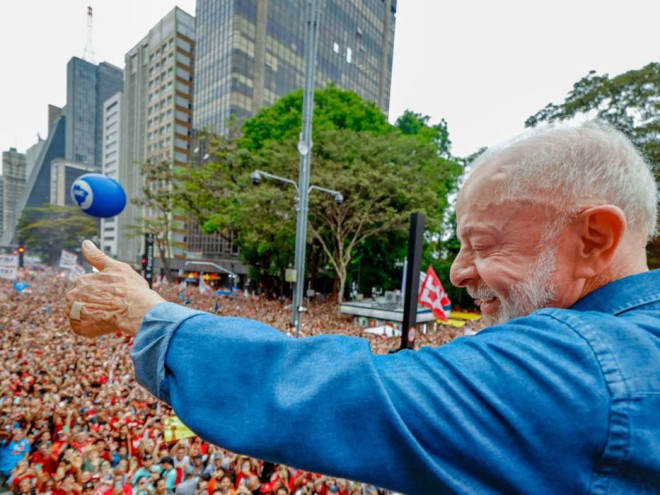 Ato pela reelei&ccedil;&atilde;o de Lula leva milhares &agrave; Avenida Paulista